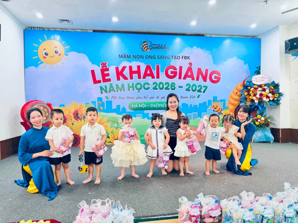 Các bé nhỏ nhất của FBK cùng cô giáo trước phông lễ khai giảng