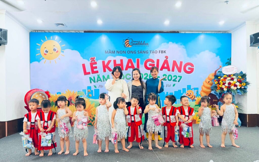 Một lớp của FBK trong trang phục bạc và đỏ sau phần biểu diễn