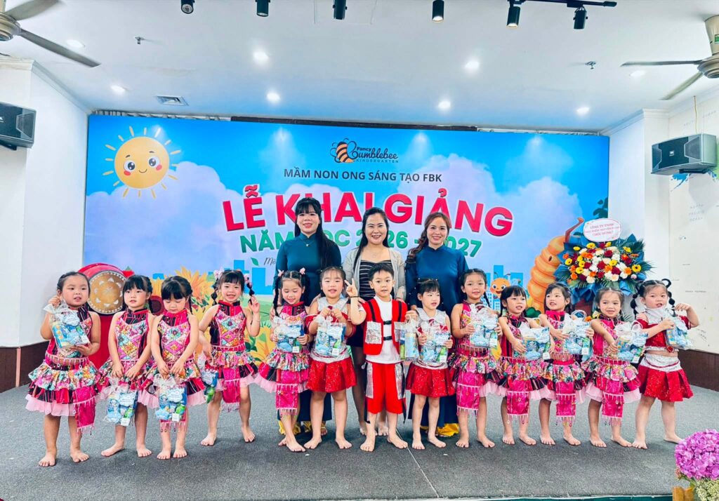 Các con FBK mặc trang phục dân tộc trong lễ khai giảng