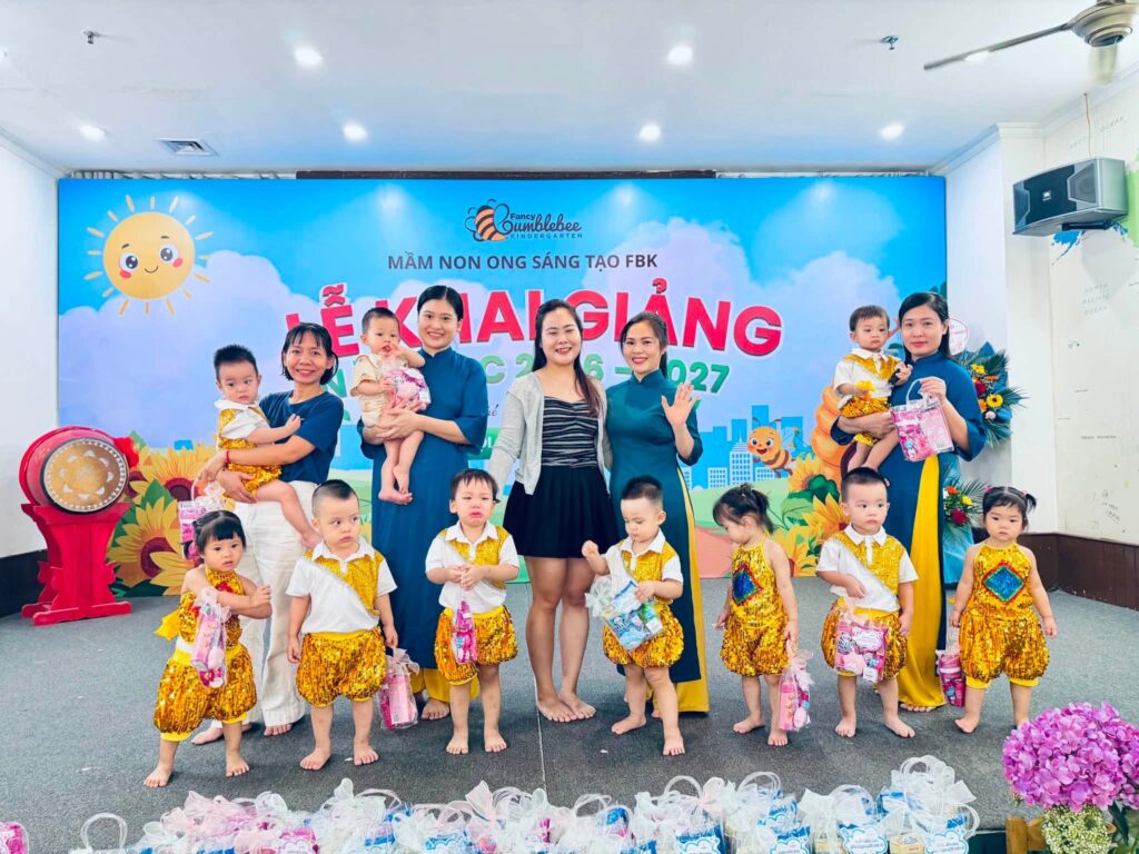 Một lớp của FBK trong trang phục vàng kim cùng các cô giáo