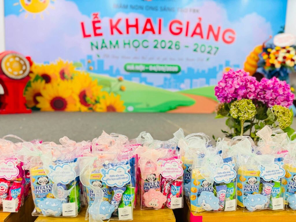 Những túi quà năm học mới gắn thẻ Chúc các con năm học mới vui vẻ
